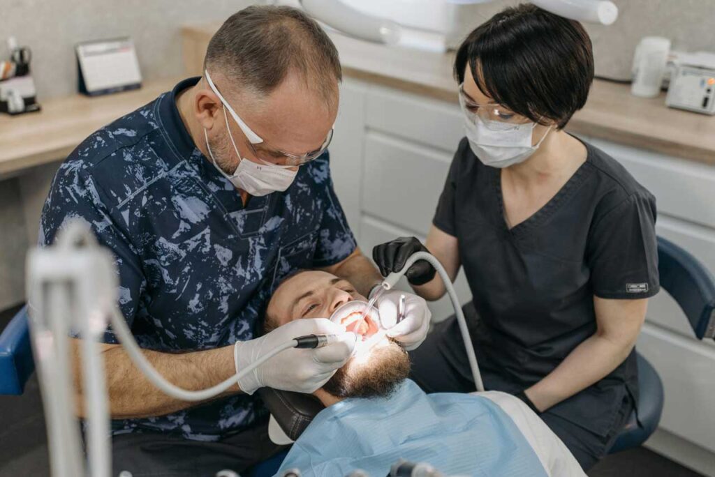 10 Tips for Maintaining Healthy Teeth and Gums